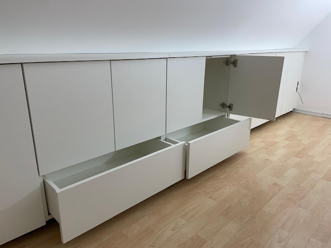 Passgenauer Einbauschrank mit geöffneten Schubladen