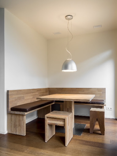 Eckbank mit Tisch und Hockern aus Massivholz